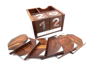 Drewniany kalendarz wieczysty CAL-1894 na biurko z podkładkami