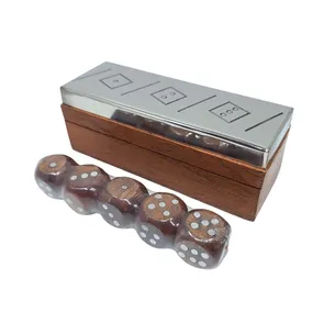 Gra w kości w pudełku drewnianym z metalowym topem G1117