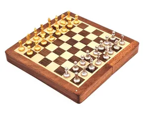 Magnetyczne szachy mosiężne w drewnianym pudełku 157