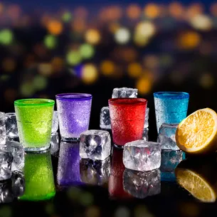 Nietopniejące kieliszki lodowe Froster dla niego – kolorowe shoty