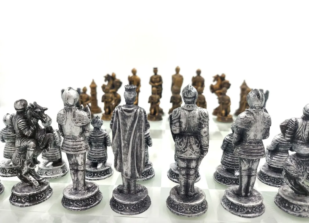 Szachy rycerskie 42 x 42 cm MC-6061 – zestaw z szklaną szachownicą